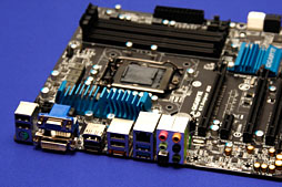 画像ギャラリー No.014のサムネイル画像 / GIGA-BYTE，Z77搭載のゲーマー向けマザーボードを公開。ATXモデルはPCIe 3.0 x16×2やx8×4接続に対応か