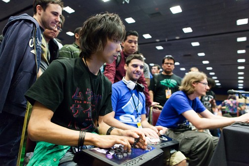 画像ギャラリー No.039のサムネイル画像 / ［EVO2014］ときど選手の活躍なるか。「KOF XIII」決勝を含む「Evolution 2014」2日目まとめ。「UMvC3」「BBCP」などの予選にも注目