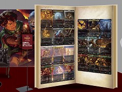 「MtG」コラボセット「指輪物語：中つ国の伝承」のカードを掲載した巨大ブックオブジェが品川駅に登場。数量限定で小冊子をプレゼント