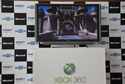 画像ギャラリー No.010のサムネイル画像 / 「Kinect スポーツ: シーズン2」の発売記念イベントに次長課長 河本さん，藤本美貴さん，小倉優子さんが登場。Kinectでの操作に大興奮!?