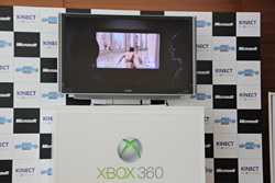 画像ギャラリー No.012のサムネイル画像 / 「Kinect スポーツ: シーズン2」の発売記念イベントに次長課長 河本さん，藤本美貴さん，小倉優子さんが登場。Kinectでの操作に大興奮!?