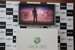画像ギャラリー No.013のサムネイル画像 / 「Kinect スポーツ: シーズン2」の発売記念イベントに次長課長 河本さん，藤本美貴さん，小倉優子さんが登場。Kinectでの操作に大興奮!?