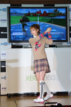 画像ギャラリー No.014のサムネイル画像 / 「Kinect スポーツ: シーズン2」の発売記念イベントに次長課長 河本さん，藤本美貴さん，小倉優子さんが登場。Kinectでの操作に大興奮!?