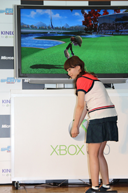 画像ギャラリー No.015のサムネイル画像 / 「Kinect スポーツ: シーズン2」の発売記念イベントに次長課長 河本さん，藤本美貴さん，小倉優子さんが登場。Kinectでの操作に大興奮!?