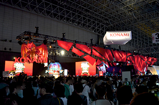 画像ギャラリー No.005のサムネイル画像 / ［TGS 2012]「ドラゴンコレクション」ほかKONAMIのソーシャルコンテンツの人気は圧倒的。限定アイテムがもらえるスペシャルカードを求めてユーザーが殺到。整理券の配布は11：30頃に終了