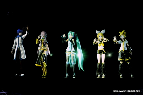 画像ギャラリー No.014のサムネイル画像 / “ミクの日”前夜祭となる，ファン待望の「初音ミクライブパーティー2012（ミクパ♪）」が開催。全34曲の人気楽曲が披露された“ひる”公演をレポート