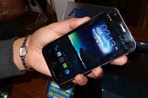 画像ギャラリー No.003のサムネイル画像 / ASUSの「PadFone 2」をタッチ＆トライイベントでがっつり触ってきた。スマホとしての完成度は高いぞ