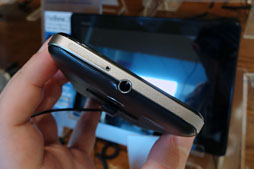画像ギャラリー No.008のサムネイル画像 / ASUSの「PadFone 2」をタッチ＆トライイベントでがっつり触ってきた。スマホとしての完成度は高いぞ