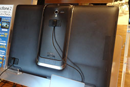 画像ギャラリー No.020のサムネイル画像 / ASUSの「PadFone 2」をタッチ＆トライイベントでがっつり触ってきた。スマホとしての完成度は高いぞ