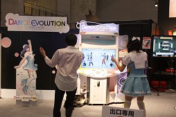 画像ギャラリー No.015のサムネイル画像 / ［AOU2012］音ゲーのKONAMIが生んだ体感リズムゲームがアーケード版で登場。「DanceEvolution ARCADE」ディレクターに聞くその魅力とは