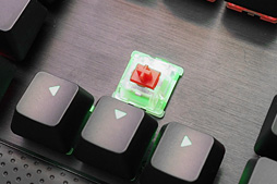 画像ギャラリー No.004のサムネイル画像 / ［COMPUTEX］七色に光るCherry MXキースイッチ搭載キーボードは，なぜCorsairから登場するのか。CherryとCorsairの担当者に聞く