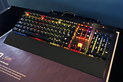 画像ギャラリー No.013のサムネイル画像 / ［COMPUTEX］七色に光るCherry MXキースイッチ搭載キーボードは，なぜCorsairから登場するのか。CherryとCorsairの担当者に聞く