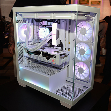 画像ギャラリー No.014のサムネイル画像 / SCUF GamingのPC用ゲームパッドも国内市場に？ Corsairブースの展示をまとめて紹介