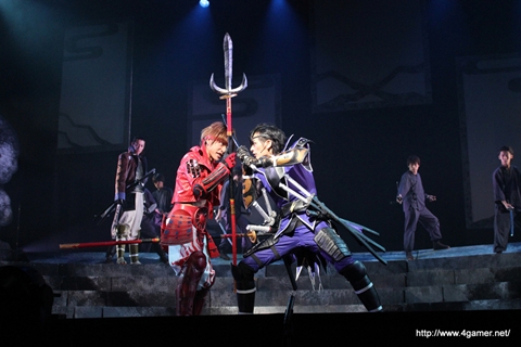 画像ギャラリー No.044のサムネイル画像 / 舞台「戦国BASARA3 -瀬戸内響嵐-」ゲネプロを写真たっぷりのレポートでお届け。陰謀渦巻く瀬戸内に，剣戟とザビー教の嵐が吹き荒れる!?