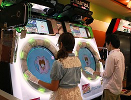 画像ギャラリー No.002のサムネイル画像 / 「maimaiGreeN」，持参した手袋をはめて高得点を狙うプレイヤーとは