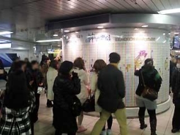画像ギャラリー No.002のサムネイル画像 / 女性向けADV「神々の悪戯」の広告が池袋駅に登場。2月2日まで