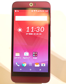 画像ギャラリー No.003のサムネイル画像 / 「HTC J butterfly」や「isai vivid」など独自モデルの実力やいかに？ KDDIの2015年夏モデルスマートフォンを触ってきた
