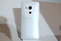 画像ギャラリー No.004のサムネイル画像 / 「HTC J butterfly」や「isai vivid」など独自モデルの実力やいかに？ KDDIの2015年夏モデルスマートフォンを触ってきた