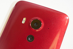 画像ギャラリー No.005のサムネイル画像 / 「HTC J butterfly」や「isai vivid」など独自モデルの実力やいかに？ KDDIの2015年夏モデルスマートフォンを触ってきた