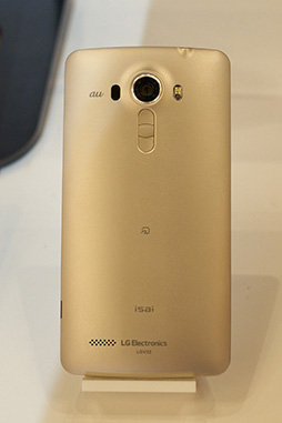 画像ギャラリー No.018のサムネイル画像 / 「HTC J butterfly」や「isai vivid」など独自モデルの実力やいかに？ KDDIの2015年夏モデルスマートフォンを触ってきた