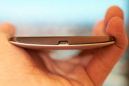 画像ギャラリー No.022のサムネイル画像 / 「HTC J butterfly」や「isai vivid」など独自モデルの実力やいかに？ KDDIの2015年夏モデルスマートフォンを触ってきた