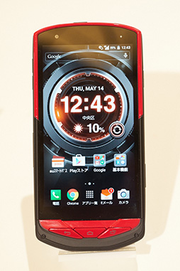 画像ギャラリー No.030のサムネイル画像 / 「HTC J butterfly」や「isai vivid」など独自モデルの実力やいかに？ KDDIの2015年夏モデルスマートフォンを触ってきた