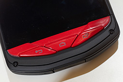 画像ギャラリー No.036のサムネイル画像 / 「HTC J butterfly」や「isai vivid」など独自モデルの実力やいかに？ KDDIの2015年夏モデルスマートフォンを触ってきた