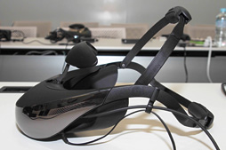 画像ギャラリー No.020のサムネイル画像 / ソニーの有機ELパネル採用ヘッドマウントディスプレイ最新作「HMZ-T3」発表。第3世代モデルで何が変わったのか，さっそく触って確かめてみた
