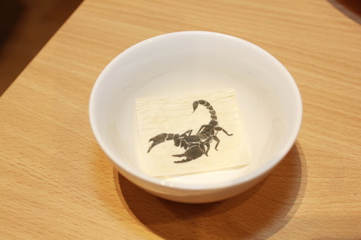 画像ギャラリー No.023のサムネイル画像 / 「黒い砂漠×THE キャラCAFÉ」コラボカフェをレポート。ゲームにも登場するサソリ料理がリアルで食べられる!?