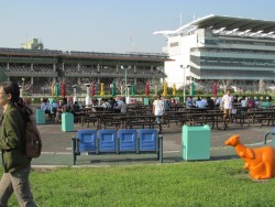 画像ギャラリー No.009のサムネイル画像 / 競馬場に隠された謎に挑め。「100万人のWinning Post」とコラボしたリアル脱出ゲーム「ある競馬場からの脱出」デバッグ公演レポート