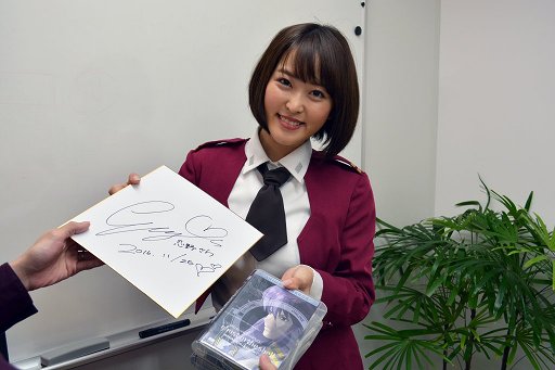画像ギャラリー No.003のサムネイル画像 / 「攻殻機動隊S.A.C. ONLINE」のアップデート情報を伝えるべく，公安9課オペレーター姿のグラビアアイドル・忍野さらさんが編集部にやって来た