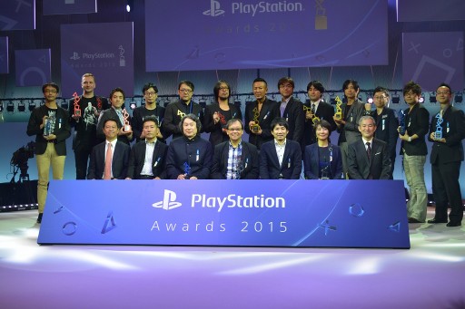 画像ギャラリー No.001のサムネイル画像 / 「PlayStation Awards 2015」が開催。100万本達成の「Platinum Prize」は，「METAL GEAR SOLID V: THE PHANTOM PAIN」など3タイトル