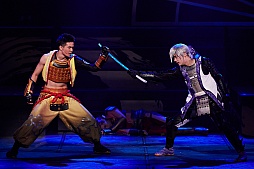 画像ギャラリー No.016のサムネイル画像 / 舞台「戦国BASARA4」は本日より公演開始。島 左近，柴田勝家ら新キャラクター参戦による新たな舞台「戦国BASARA」は必見だ