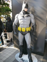 画像ギャラリー No.001のサムネイル画像 / 師走の秋葉原で「DCコミックス&ワーナーヒーローズ!フェスティバル」が開催。GENERATIONS from EXILE TRIBEが「バットマン:アーカム・ビギンズ」の魅力を伝えた