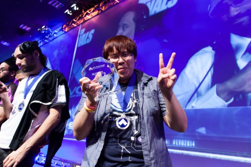 画像ギャラリー No.012のサムネイル画像 / ［EVO2014］全世界が注目した決勝戦。「BBCP」優勝・ガリレオ選手と「ウルIV」優勝・Louffy選手へのインタビューを，最終日のリザルトと共にお届け