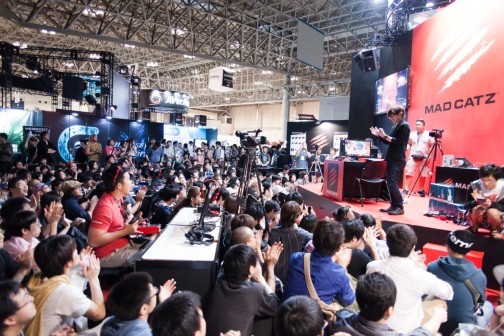 画像ギャラリー No.002のサムネイル画像 / TGS 2014の「ウルIV」エキシビションマッチ会場で，杉山P＆綾野APに新エディション「OMEGA」について聞いてみた
