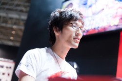 画像ギャラリー No.003のサムネイル画像 / TGS 2014の「ウルIV」エキシビションマッチ会場で，杉山P＆綾野APに新エディション「OMEGA」について聞いてみた