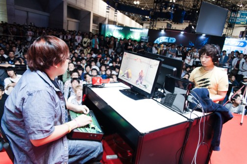 画像ギャラリー No.007のサムネイル画像 / TGS 2014の「ウルIV」エキシビションマッチ会場で，杉山P＆綾野APに新エディション「OMEGA」について聞いてみた
