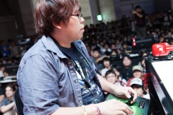 画像ギャラリー No.008のサムネイル画像 / TGS 2014の「ウルIV」エキシビションマッチ会場で，杉山P＆綾野APに新エディション「OMEGA」について聞いてみた