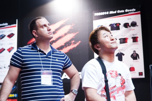 画像ギャラリー No.010のサムネイル画像 / TGS 2014の「ウルIV」エキシビションマッチ会場で，杉山P＆綾野APに新エディション「OMEGA」について聞いてみた