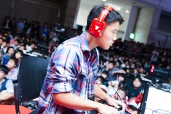画像ギャラリー No.012のサムネイル画像 / TGS 2014の「ウルIV」エキシビションマッチ会場で，杉山P＆綾野APに新エディション「OMEGA」について聞いてみた