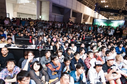 画像ギャラリー No.020のサムネイル画像 / TGS 2014の「ウルIV」エキシビションマッチ会場で，杉山P＆綾野APに新エディション「OMEGA」について聞いてみた