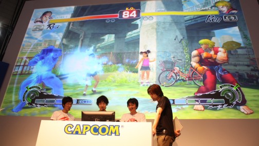 画像ギャラリー No.024のサムネイル画像 / TGS 2014の「ウルIV」エキシビションマッチ会場で，杉山P＆綾野APに新エディション「OMEGA」について聞いてみた