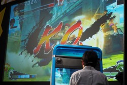画像ギャラリー No.007のサムネイル画像 / ［超会議3］「ウルトラストリートファイターIV」エキシビションマッチ会場で，杉山P＆綾野APにアーケード版稼働後のあれこれを聞いてみた