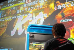 画像ギャラリー No.017のサムネイル画像 / ［超会議3］「ウルトラストリートファイターIV」エキシビションマッチ会場で，杉山P＆綾野APにアーケード版稼働後のあれこれを聞いてみた