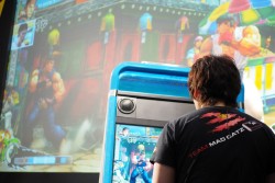 画像ギャラリー No.018のサムネイル画像 / ［超会議3］「ウルトラストリートファイターIV」エキシビションマッチ会場で，杉山P＆綾野APにアーケード版稼働後のあれこれを聞いてみた