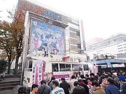 画像ギャラリー No.002のサムネイル画像 / 「解放少女 SIN」，新宿の街に女子高生大統領の演説が轟いたトークイベントをレポート。ご当地アイドルの橋本環奈さんが宣伝大使に