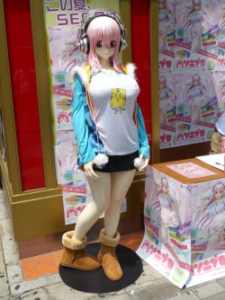 画像ギャラリー No.006のサムネイル画像 / 等身大そに子もやってきた，「ソニプロ」発売記念イベントが秋葉原で開催。ゲーム購入者へのサプライズプレゼントも