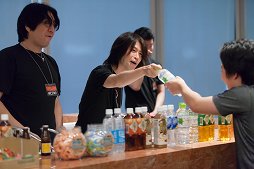 画像ギャラリー No.006のサムネイル画像 / 「ARC REVOLUTION CUP 2015」フォトレポート。「GUILTY GEAR」や「BLAZBLUE」など，計4タイトルの優勝者達へのインタビューも掲載