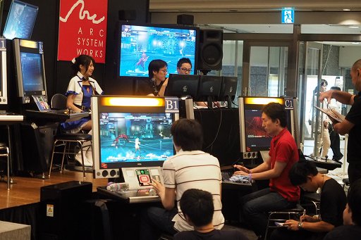 画像ギャラリー No.008のサムネイル画像 / 「ARC REVOLUTION CUP 2015」フォトレポート。「GUILTY GEAR」や「BLAZBLUE」など，計4タイトルの優勝者達へのインタビューも掲載